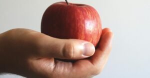 Estudo revela por que comer maçã antes de dormir faz diferença