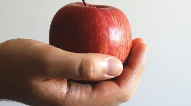 Estudo revela por que comer maçã antes de dormir faz diferença